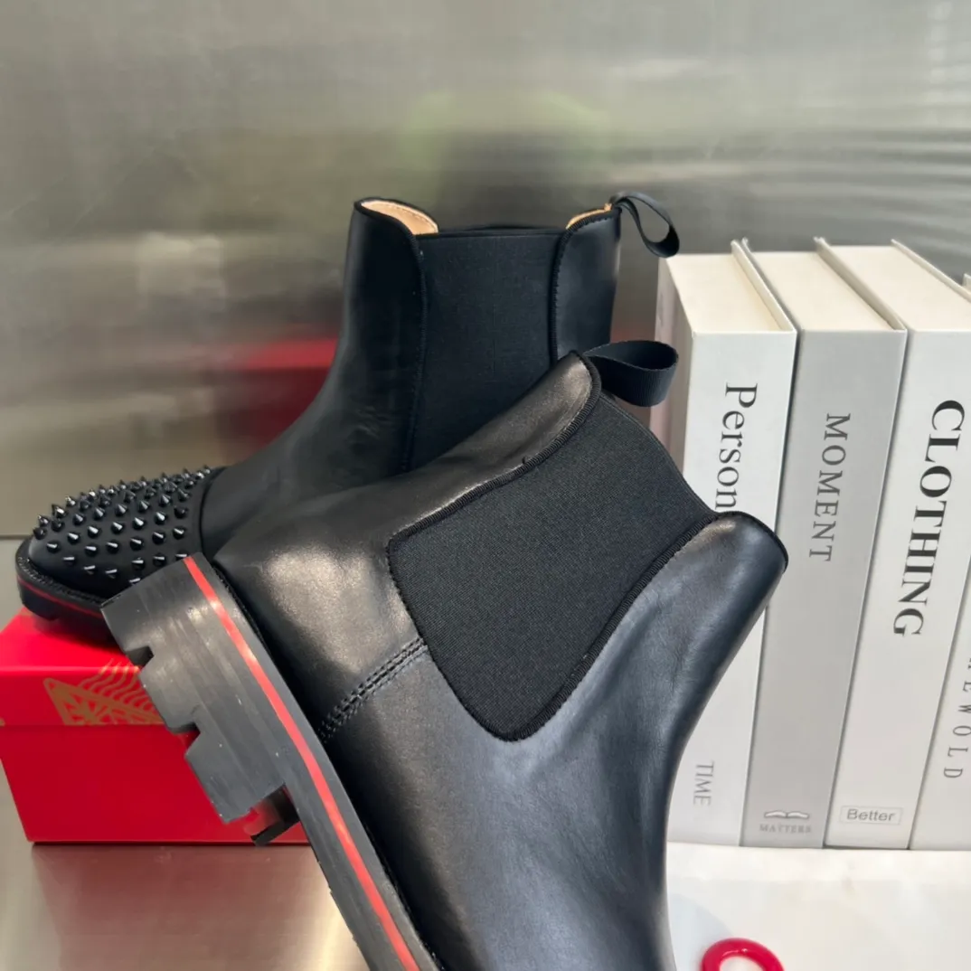 👟👟Ex-factory price 880👟👟 ╔Black cowhide boots with tire soles and front toe nails╗ ·Top version customization·²⁰²²𝐬𝐬 𝑪𝒉𝒓𝒊𝒔𝒕𝒊𝒂𝒏 𝑳𝒐𝒖𝒃𝒐𝒖𝒕𝒊𝒏 ▪️No matter the last shape, fabric, diamonds, nails, lining, outsole, they are as close as possible to ZP... ▪️The original sole is specially provided by the original factory ▪️The lining is imported water-dyed cowhide ▪️Private customization time is about 3-7 days —————— Size: Men's 38M-47M